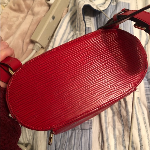 Louis Vuitton - Picture 3 of 5